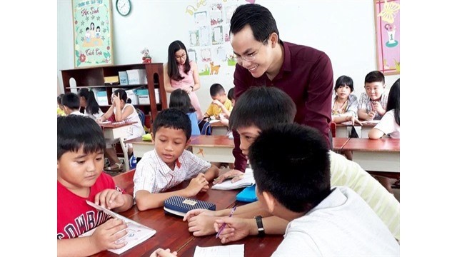 Lê Hoàng Phong avec des élèves de la province de Tây Ninh. Photo : Hoàng Phong/CVN.