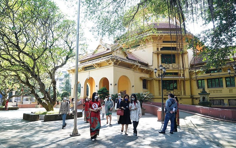 Les visiteurs découvrent l'architecture française au cœur de Hanoi. Photo : NDEL.