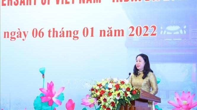 La vice-présidente vietnamienne, Vo Thi Anh Xuân, prend la photo. Photo: VNA