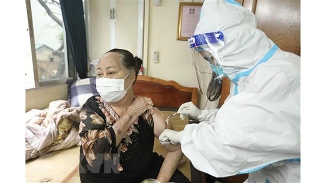 Vaccination à domicile à Hanoï. Photo : VNA.