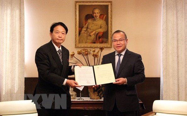 L'ambassadeur du Vietnam au Japon, Vu Hông Nam (à droite) remet la décision à Nagato Natsume. Photo : VNA.