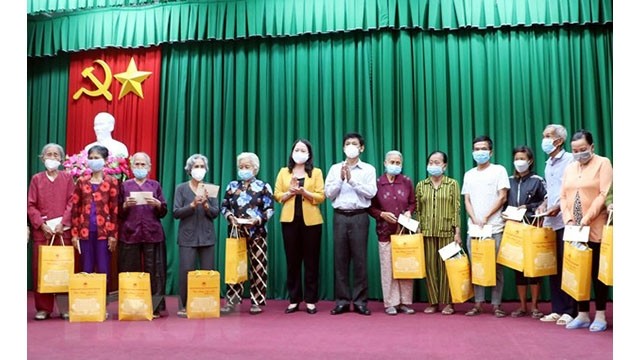 La Vice-Présidente Vo Thi Anh Xuân offre des cadeaux aux personnes défavorisése de la province de Soc Trang. Photo : VNA.
