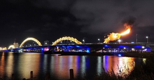 Le pont du Dragon (Câu Rông) constitue le symbole du développement de Dà Nang. Photo : VNA.