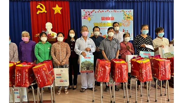 Le représentant du bureau permanent du Journal Nhân Dân (Le Peuple) à Hô Chi Minh-Ville offre des cadeaux aux familles démunies au district de Go Dâu. Photo : NDEL.