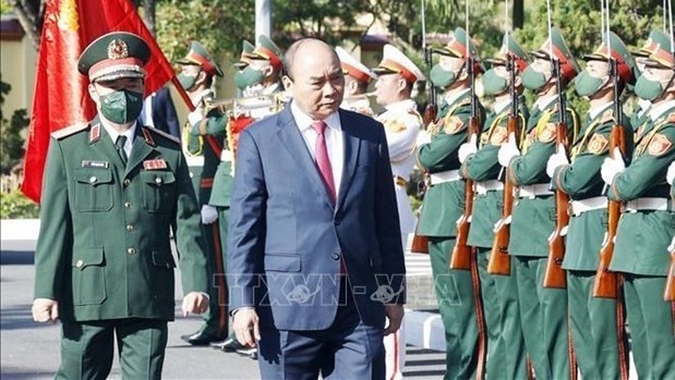 Le Président Nguyên Xuân Phuc rend visite à la 5e Zone militaire. Photo : VNA.