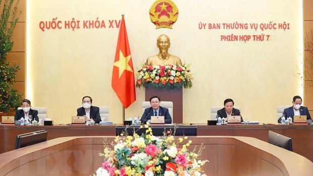Le Président de l'Assemblée nationale, Vuong Dinh Huê (au milieu), lors de la réunion. Photo : VNA.