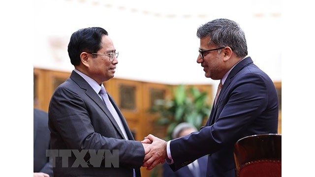 Le Premier ministre Pham Minh Chinh (à gauche) et le président et directeur général de la compagnie AstraZeneca Vietnam, Nitin Kapoor (à droite). Photo : VNA.