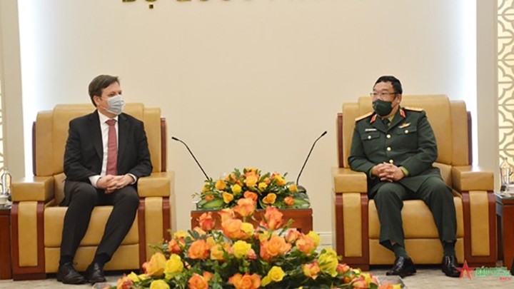 Le général de corps d’armée Pham Hoài Nam, vice-ministre de la Défense (à droite), et l’ambassadeur de Pologne au Vietnam, Wojciech Gerwel. Photo : qdnd.vn
