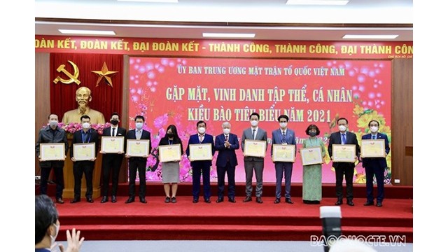 Des Viêt kiêu ayant d’importantes contributions à la prévention du COVID-19 à l’honneur. Photo: baoquocte.vn