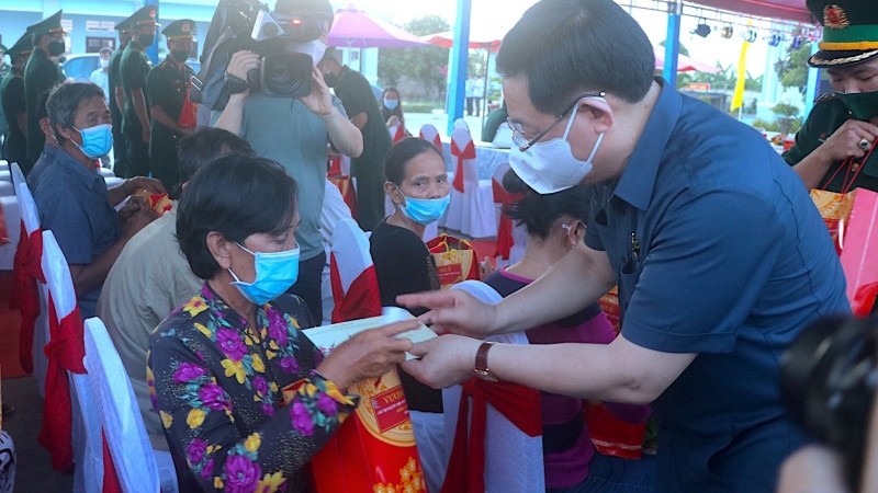 Le Président de l’Assemblée nationale vietnamienne, Vuong Dinh Huê, remet des cadeaux du Têt à des forces au premier front contre l’épidémie, ainsi qu’à des personnes démunies du district de Ngoc Hiên. Photo : NDEL.