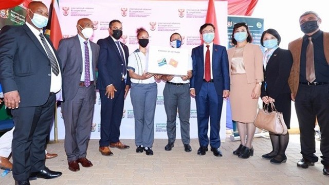 L'ambassadeur du Vietnam remet à deux écoles dans la ville de Gorge chacune 20 000 masques médicaux.Photo : VNA.