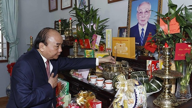 Le Président Nguyên Xuân Phuc rend hommage à Vo Chi Công, Président du Conseil d’Etat de 1987 à 1992. Photo : VNA.