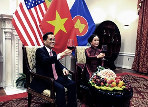 L'ambassadeur du Vietnam aux États-Unis, Hà Kim Ngoc, et son épouse Nguyên Thi Phuong Liên souhaitent leurs meilleurs voeux du Têt aux invités. Photo : baoquocte.vn