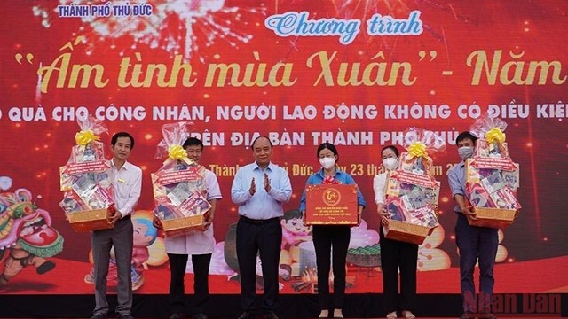 Le Président Nguyên Xuân Phuc remet des cadeaux à des médecins et fonctionnaires en situation difficile ayant eu des contributions importantes à la réponse à l’épidémie. Photo : VNA.