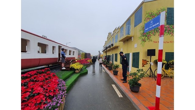La route florale de Hanoï pour accueillir le Têt dans la zone urbaine de Mailand Hanoi City-Splendora, du district de Hoài Duc à Hanoï. Photo : VNA.