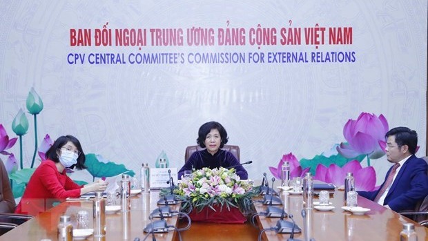 La vice-présidente de la Commission des Relations extérieures du Comité central du Parti communiste du Vietnam, Nguyên Thi Hoàng Vân (au milieu), lors de la conférence en ligne. Photo : VNA.