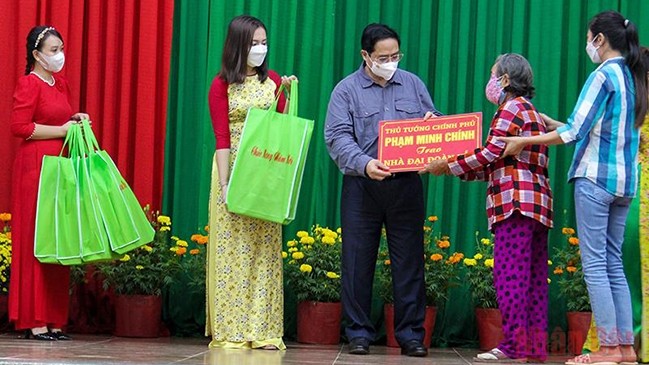 Le Premier ministre Pham Minh Chinh offre des cadeaux du Têt à des salariés en situation difficile à cause de l'épidémie de Covid-19 dans le parc industriel de Hoa Phu, des familles méritantes et des personnes démunies. Photo : NDEL.