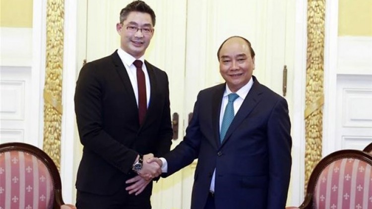 Le Président Nguyên Xuân Phuc (à droite) et le Dr Philipp Rosler, consul honoraire du Vietnam en Suisse. Photo : VNA.