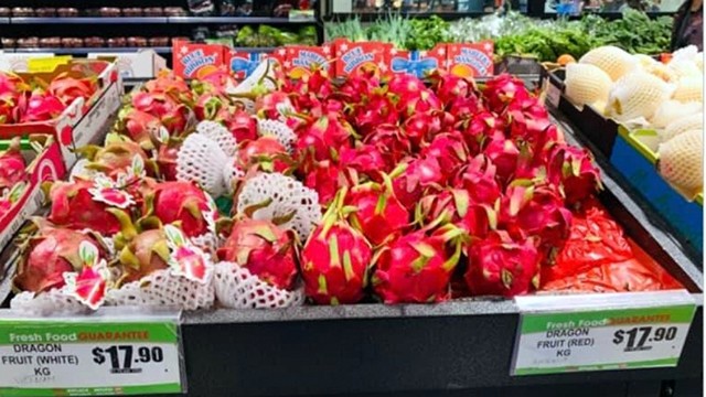 Le fruit du dragon vietnamien (à droite) est affiché à côté de celui australiens (à gauche) dans l’ambiance du Têt traditionnel au supermarché Dai Phat à Melbourne. Photo : VOV.