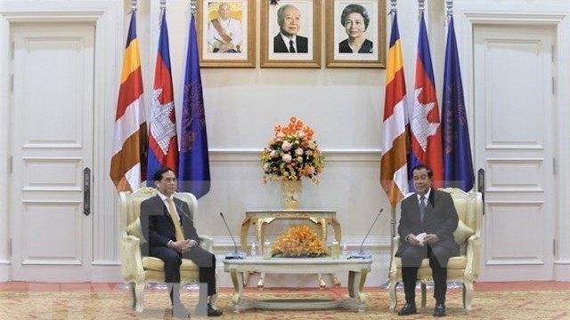 Le ministre vietnamien des Affaires étrangères, Bùi Thanh Son (à gauche) et le Premier ministre cambodgien. Samdech Techo Hun Sen.  Photo : VNA.