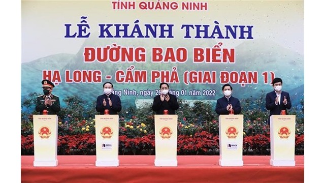Le Premier ministre Pham Minh Chinh et des délégués à la cérémonie d'inauguration de la route côtière Ha Long - Câm Pha (phase 1). Photo : VNA.