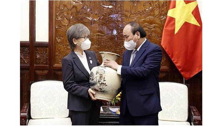Le Président Nguyên Xuân Phuc offre un souvenir à la présidente de la société d’éducation et de médecine du Japon, Kusumi Mari. Photo : VNA.