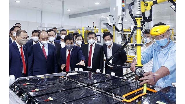 Le Président Nguyên Xuân Phuc (2e, à gauche) visite l’usine Vinfast. Photo : VNA.