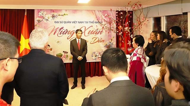 L'ambassadeur Trân Quang Tuyên s'exprime lors du programme « Xuân Quê huong » célébré en Turquie. Photo : Baoquocte.vn