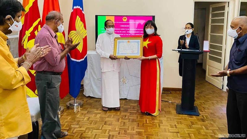Lors de la cérémonie de remise de l’Ordre de l’Amitié à Sudasinghe Sugathapala, secrétaire général de l’Association de Solidarité Sri Lanka-Vietnam et secrétaire général adjoint du Parti communiste du Sri Lanka. Photo: baoquocte.vn