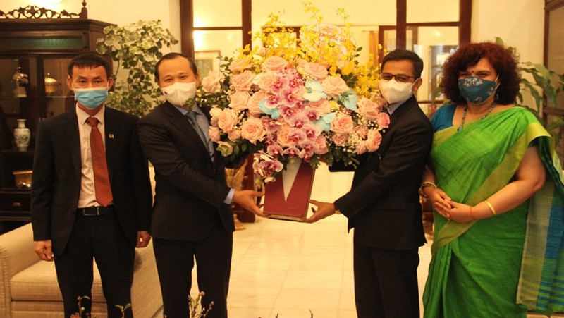 Mai Son, vice-président du Comité populaire de la province de Bac Giang, offre des fleurs à l’ambassadeur indien au Vietnam, Pranay Verna, et son épouse. Photo: baobacgiang