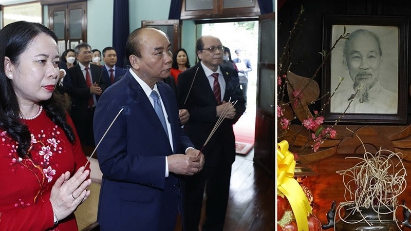 Le Président Nguyên Xuân Phuc et la Vice-Présidente Vo Thi Anh Xuân brûlent des bâtonnets d’encens pour rendre hommage au Président Hô Chi Minh, le leader bien-aimé de la nation vietnamienne. Photo : VNA.