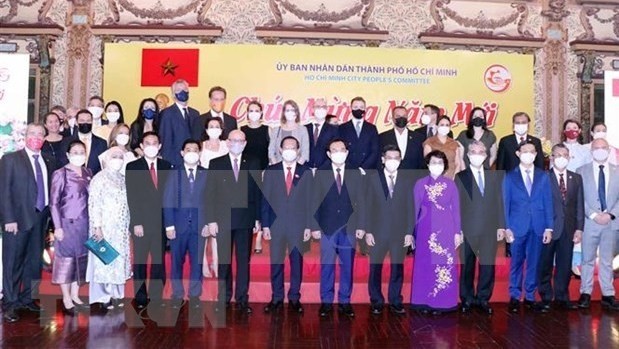 Les dirigeants de Hô Chi Minh-Ville et des consuls généraux, consuls honoraires et responsables d’organisations et de bureaux économico-culturels internationaux. Photo : VNA.