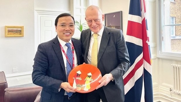 L’ambassadeur Nguyên Hoàng Long (à gauche) et le crétaire d’État au Commerce international, Gerry Grimstone. Photo : VNA.