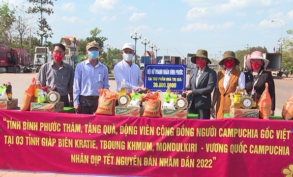  La province de Binh Phuoc offre plus de 1 000 cadeaux à la communauté des cambodgiens d’origine vietnamienne. Photo: Journal Thoi Dai