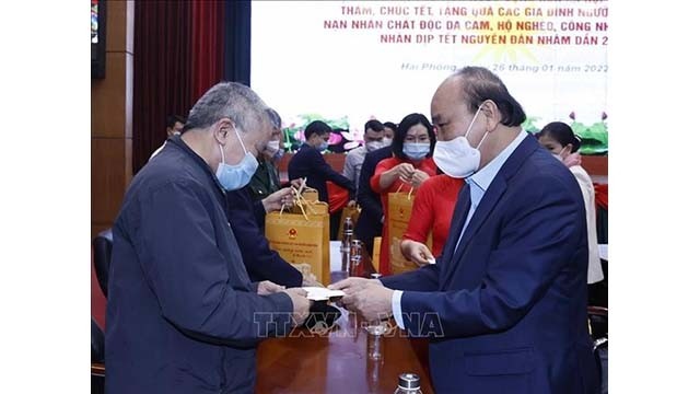 Le  Président de la République, Nguyên Xuân Phuc, rend visite aux habitants de Hai Phong: Photo : VNA.