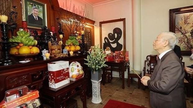 Le Secrétaire général du Parti communiste du Vietnam (PCV), Nguyên Phu Trong, offre des baguettes d'encens à l'ancien Secrétaire général du PCV, Lê Kha Phiêu, à son domicile à Hanoi. Photo : VNA.