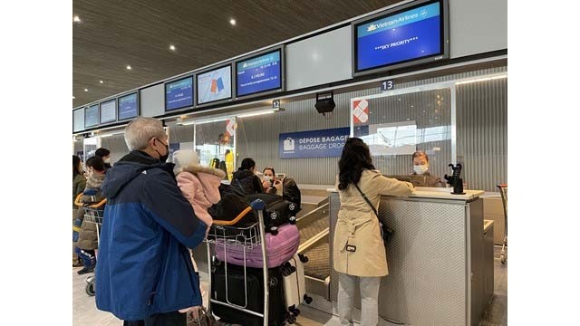 Les passagers font l'enregistrement check-in à l'aéroport CGD Paris. Photo : VNA.