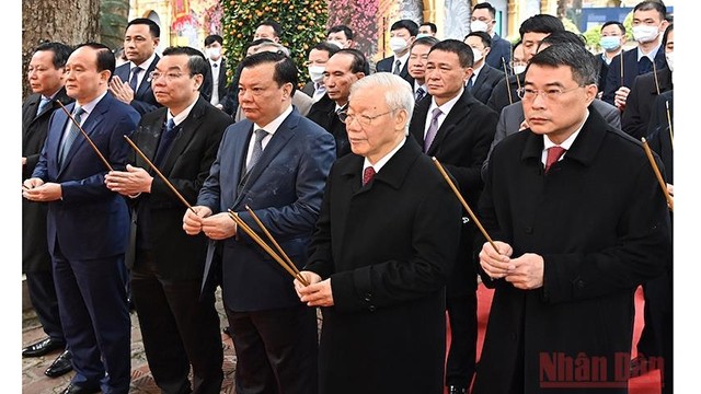 Le Secrétaire général Nguyên Phu Trong (premier rang, 2e à partir de la droite) offre de l'encens au palais Kinh Thiên, cité impériale de Thang Long. Photo: NDEL