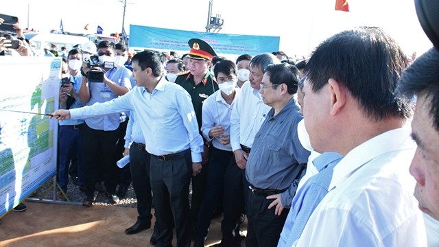 Le Premier ministre Pham Minh Chinh et une mission du gouvernement inspectent le 6 février le chantier de l'aéroport international de Long Thành. Photo : VOV.