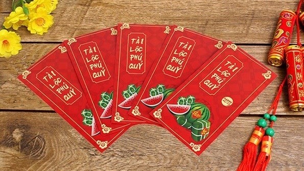 « Lì xì » (étrennes glissées dans de petites enveloppes rouges). Photo : dangcongsan.vn