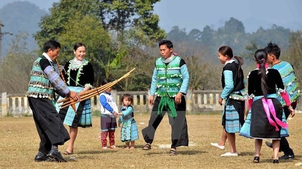 Les H'mong jouent au Khen et dansent dans un festival local au Nord du Vietnam. Photo: Vietnamnet/VNA