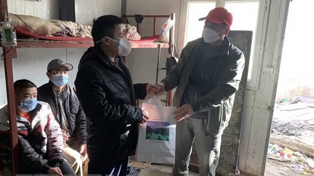 L'ambassadeur Nguyên Thành Vinh remet des cadeaux Têt aux ouvriers vietnamiens en Algérie. Photo : Tan Dat/AVI.
