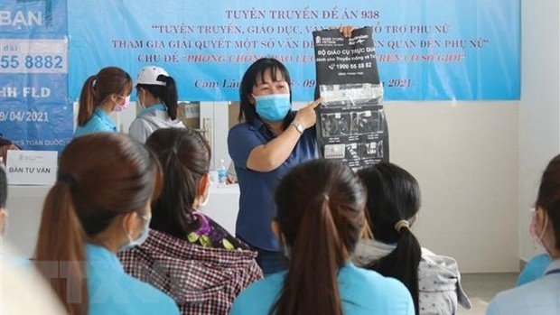 Conseils gratuits en matière de santé reproductive pour des travailleuses à Khanh Hoa. Photo: VNA