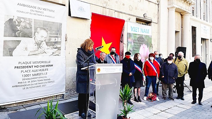 Lydia Samarbakhsh, membre du Bureau politique et cheffe de la division internationale du Parti communiste français, prend la parole lors de la cérémonie. Photo : NDEL.