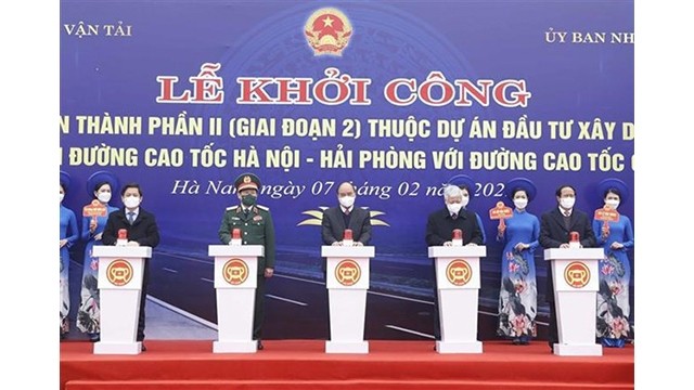 Cérémonie de mise en chantier de la 2e phase du projet de construction d'une route reliant les deux autoroutes Hanoï - Hai Phong et Câu Gie - Ninh Binh.  Photo : VNA.
