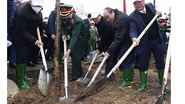 Le Président de la République, Nguyên Xuân Phuc, plante des arbres à Phu Tho. Photo : VOV.