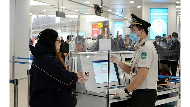 Les passagers s'enregistrent à l'aéroport de Nôi Bài à Hanoi. Photo : NDEL.