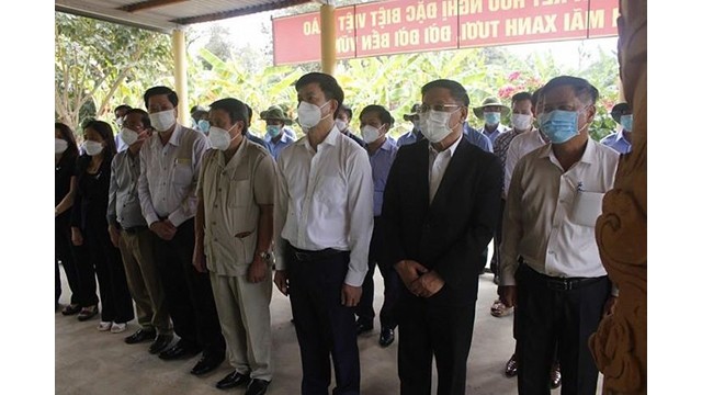 La délégation de la province de Quang Tri a rendu hommage aux héros morts rassemblés par l'équipe 584 dans le district de Xepon. Photo: Journal Thoi Dai