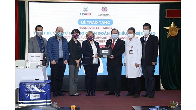 La directrice de l'USAID au Vietnam présente un équipement au directeur de l'hôpital central pulmonaire. Photo: USAID