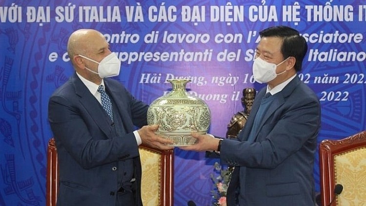 Le secrétaire du Comité du Parti de la province de Hai Duong, Pham Xuan Thang (à droite), offre un cadeau à Antonio Alessandro, ambassadeur d'Italie au Vietnam. Photo: Bao Hai Duong